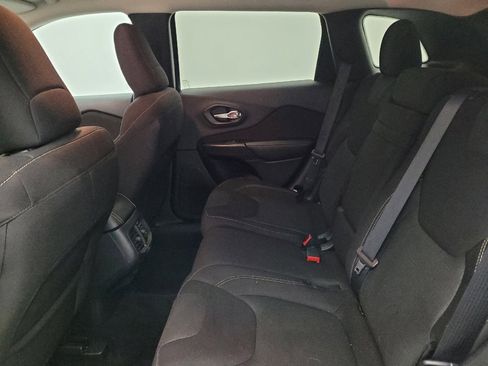 Used 2016 Jeep Cherokee Latitude w/ Cold Weather Group image 18