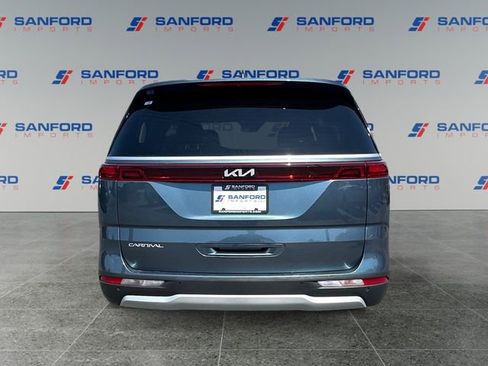 Used 2024 Kia Carnival EX FWD image 4