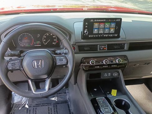 Used 2024 Honda Pilot Touring image 12