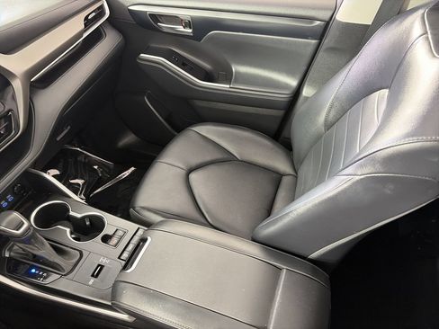 Used 2022 Toyota Highlander XLE FWD image 23