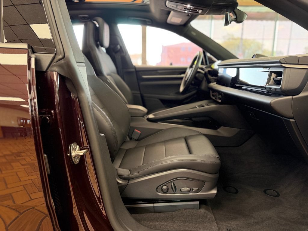 Used 2025 Porsche Macan Electric RWD image 19