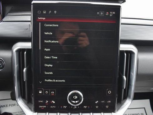 Used 2025 GMC Acadia Elevation image 27