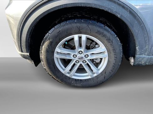 Used 2021 Ford Explorer XLT image 2