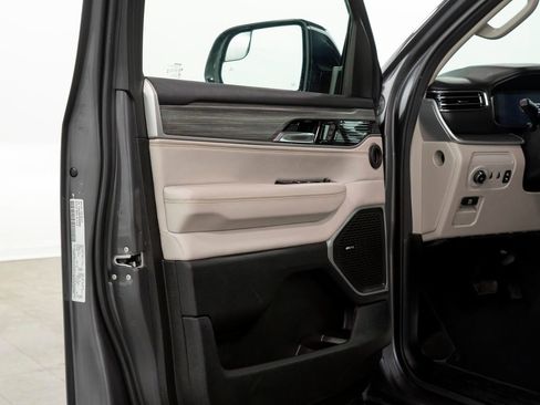 Used 2023 Jeep Wagoneer L Series II image 6