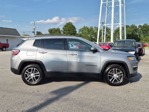 Used 2018 Jeep Compass Latitude FWD image 2
