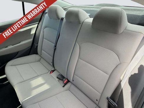 Used 2020 Hyundai Elantra SE FWD image 19
