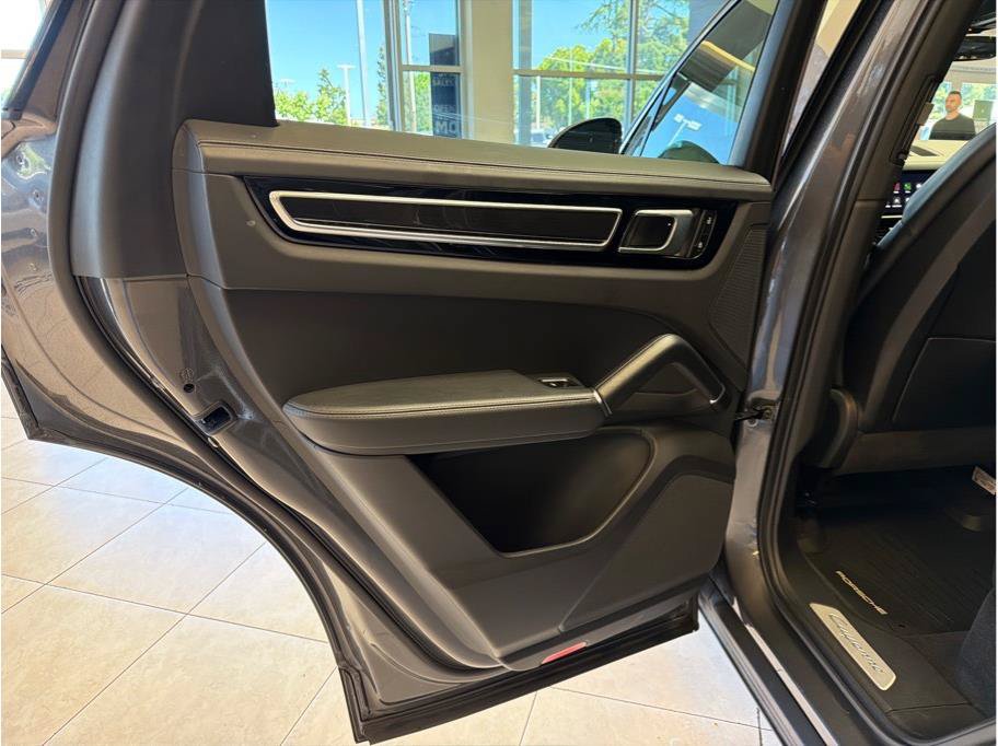 Used 2023 Porsche Cayenne AWD/4WD image 12