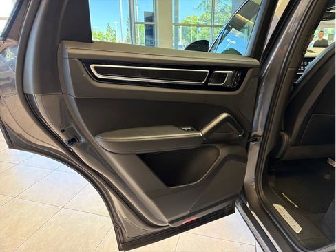 Used 2023 Porsche Cayenne AWD/4WD image 12