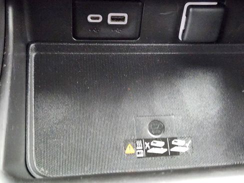 Used 2023 Chevrolet Suburban High Country image 18