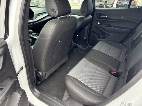 Used 2025 Chevrolet Trax LT w/ LT Convenience Package image 8