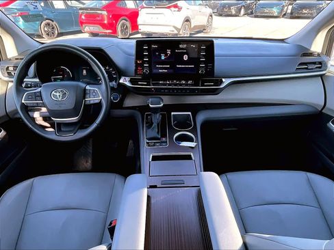 Used 2024 Toyota Sienna XLE image 22