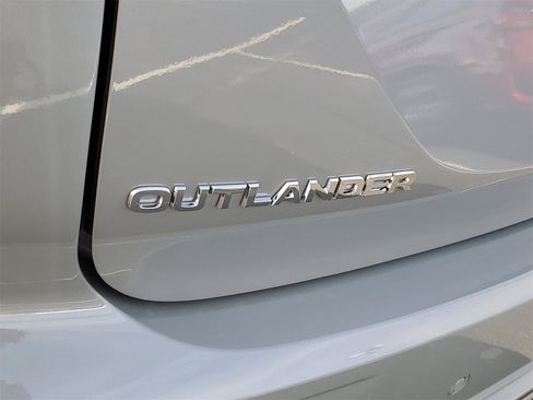 New 2025 Mitsubishi Outlander SE image 26