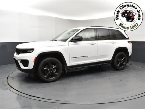 Used 2023 Jeep Grand Cherokee Altitude image 3
