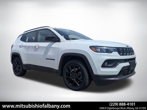 Used 2025 Jeep Compass Latitude w/ Convenience Group AWD/4WD image 1