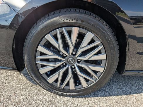 Used 2024 Nissan Altima 2.5 SV FWD image 14