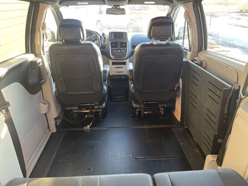 Used 2018 Dodge Grand Caravan SXT w/ Rear Park Assist Package image 21