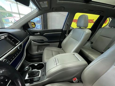 Used 2017 Toyota Highlander Limited Platinum AWD/4WD image 12