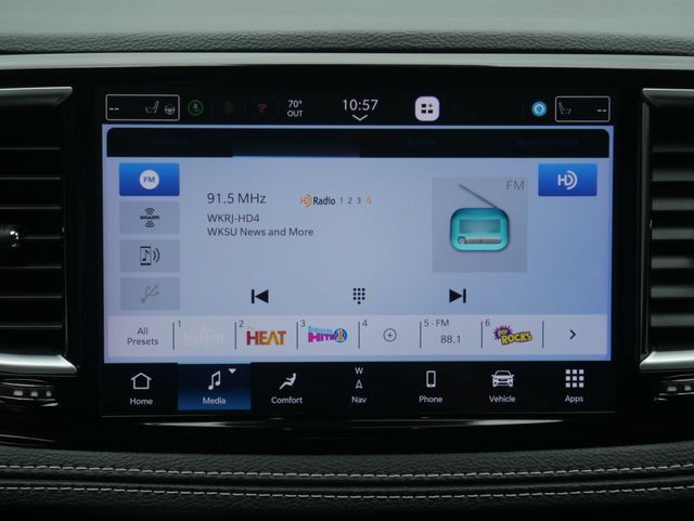 Used 2025 Chrysler Pacifica Limited w/ Trailer Tow Group FWD image 21