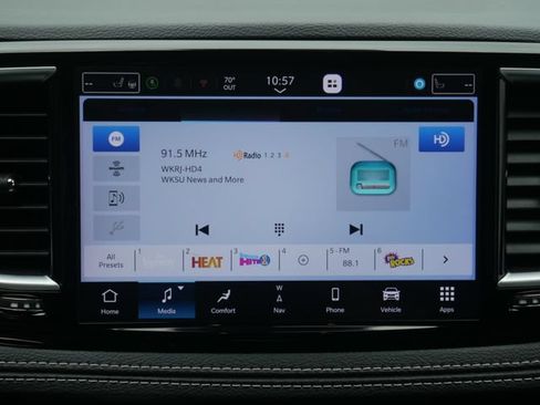 Used 2025 Chrysler Pacifica Limited w/ Trailer Tow Group FWD image 21