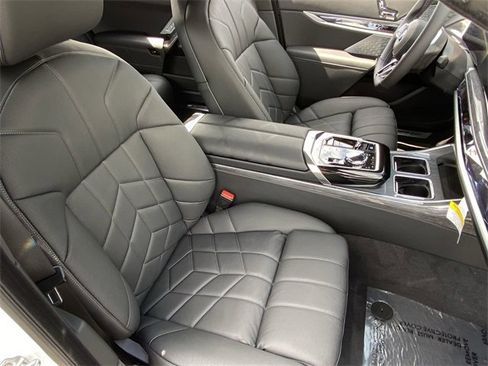 New 2025 BMW i7 M70 image 11