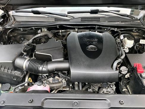 Used 2022 Toyota Tacoma SR5 w/ Technology Package RWD image 32