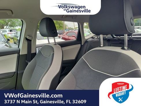 Used 2025 Volkswagen Taos SE FWD image 18