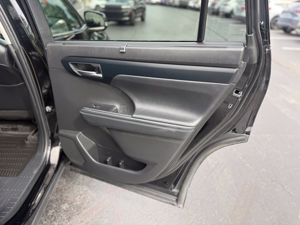 Used 2023 Toyota Highlander XLE AWD/4WD image 20