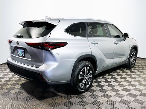 Certified 2024 Toyota Highlander XLE AWD/4WD image 7