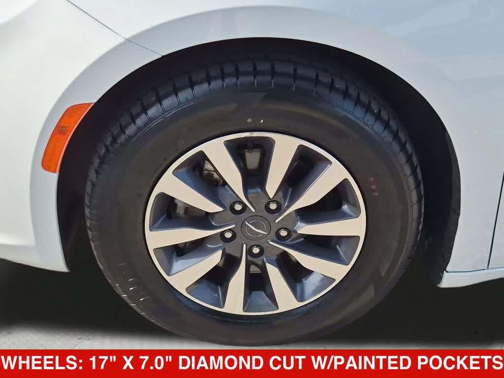 Used 2024 Chrysler Pacifica Limited FWD image 12