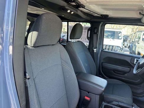 Used 2025 Jeep Wrangler Sport S image 16