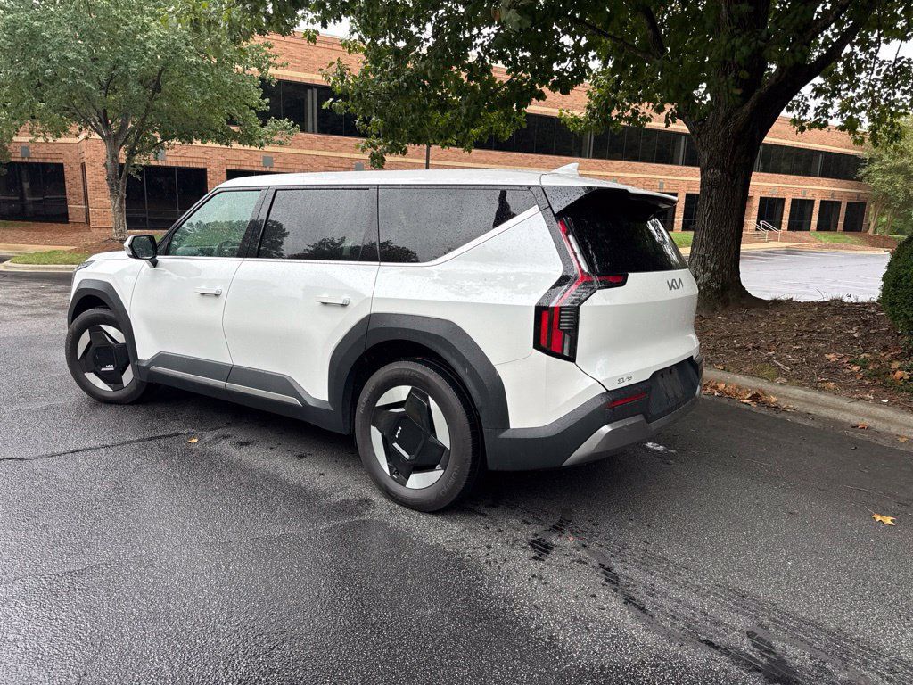 Used 2024 Kia EV9 Light Long Range RWD image 4