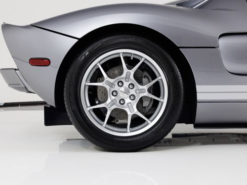 Used 2006 Ford GT RWD image 11