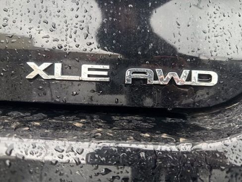 Used 2024 Toyota Highlander XLE image 9