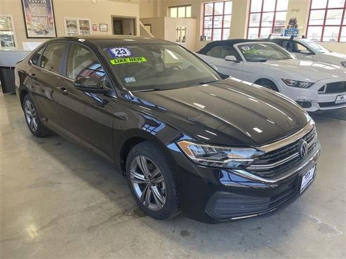 Used 2023 Volkswagen Jetta SE image 9