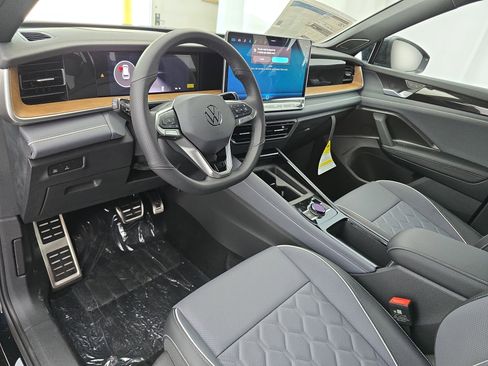 New 2026 Volkswagen Tiguan SEL R-Line AWD/4WD image 16