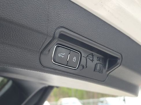 Used 2022 Ford Explorer XLT w/ Equipment Group 202A image 12