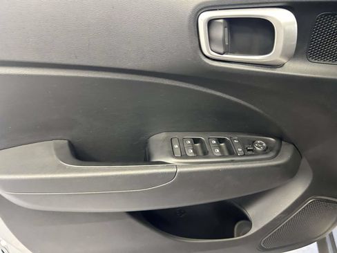 Used 2025 Hyundai Venue SEL FWD image 17