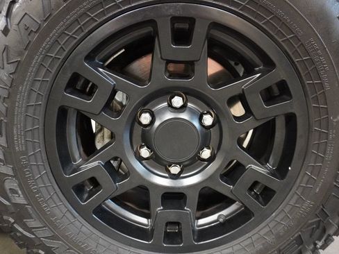 Used 2018 Toyota 4Runner SR5 AWD/4WD image 6