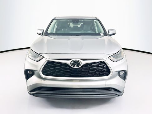 Used 2024 Toyota Highlander LE image 2