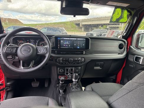 Used 2024 Jeep Wrangler Unlimited Rubicon image 10