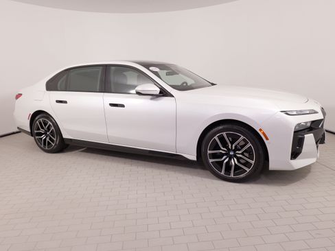 Used 2025 BMW 740i xDrive w/ Executive Package AWD/4WD image 10