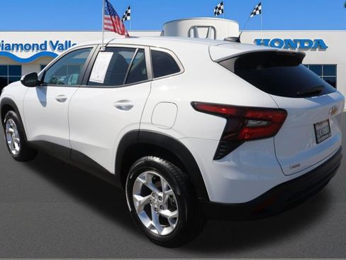 Used 2024 Chevrolet Trax LS w/ LS Convenience Package image 4