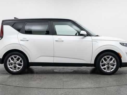 Used 2025 Kia Soul LX w/ LX Technology Package FWD image 11