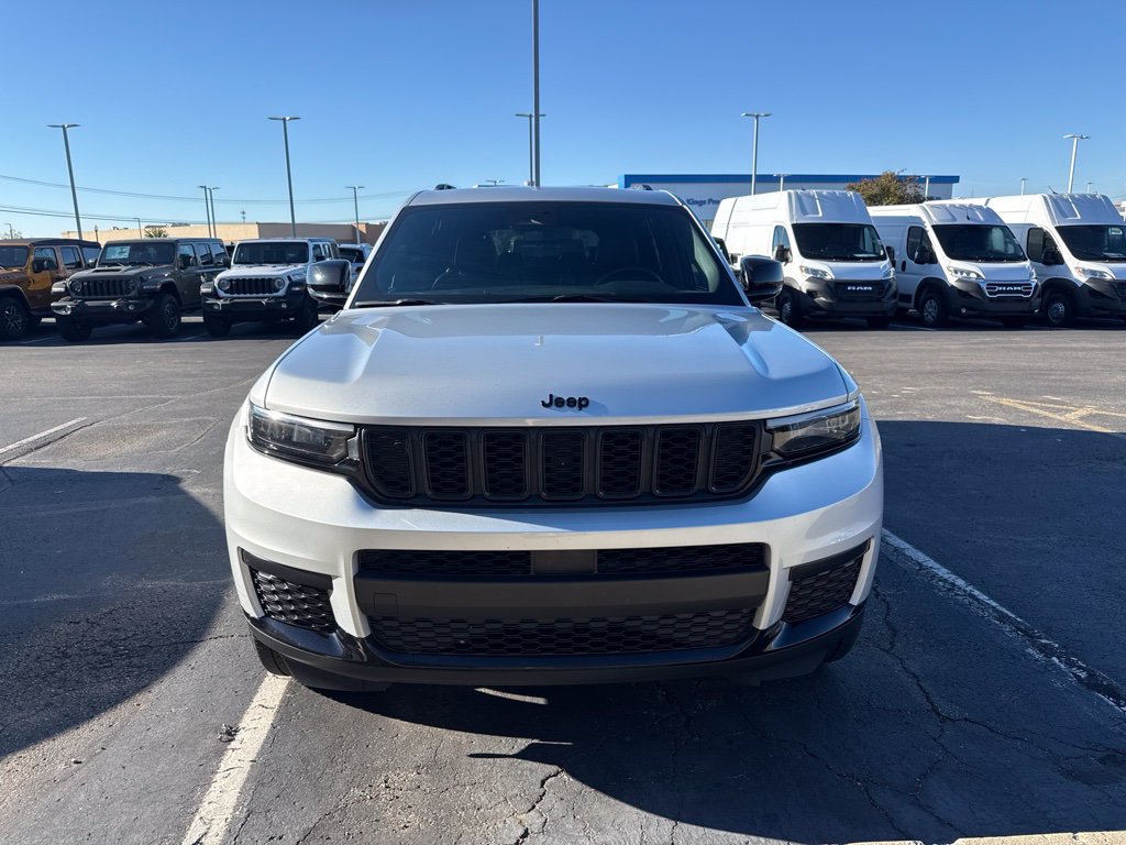 Used 2023 Jeep Grand Cherokee L Laredo AWD/4WD image 2