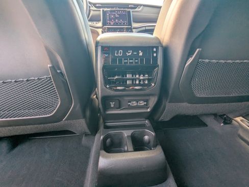 Used 2023 Jeep Grand Cherokee L Laredo image 14