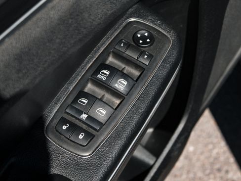 Used 2018 Chrysler 300 Touring w/ Sport Appearance Package RWD image 8