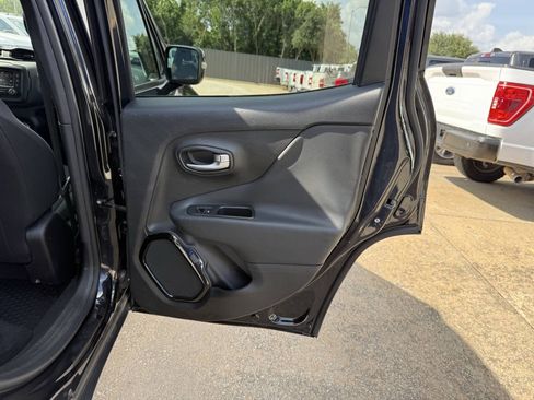 Used 2016 Jeep Renegade Latitude AWD/4WD image 16