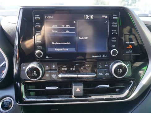 Used 2021 Toyota Highlander XLE AWD/4WD image 25