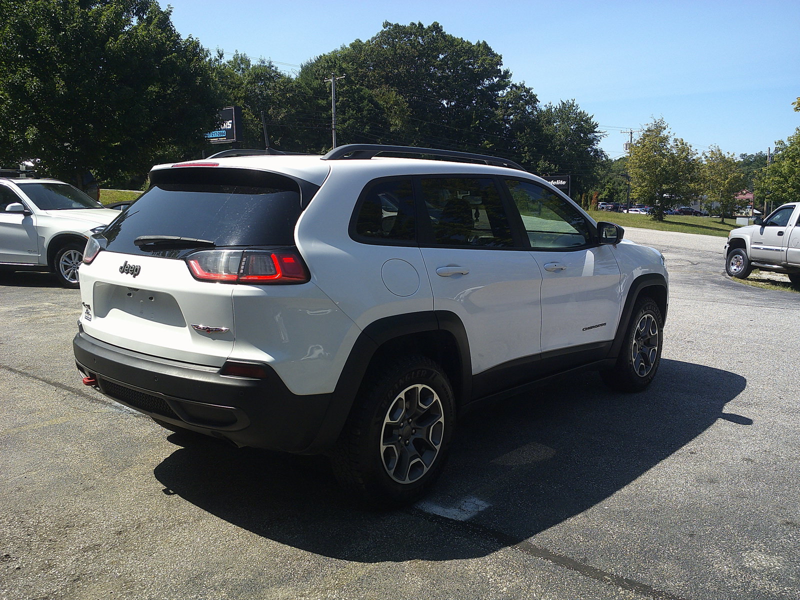 Used 2020 Jeep Cherokee Trailhawk AWD/4WD image 5