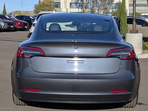 Used 2023 Tesla Model 3 Standard Range image 9